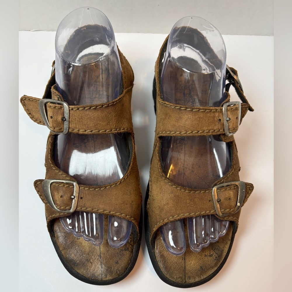 Thom McAn VTG women’s brown leather sandals map footbed 3 buckle straps size 8